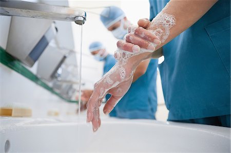 Chirurgiens à l'hôpital, se laver les mains Photographie de stock - Premium Libres de Droits, Code: 6109-06196041