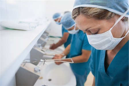 Female surgeon in a hospital washoom washing her hands Foto de stock - Sin royalties Premium, Código: 6109-06196042