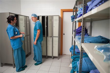 Chirurgen in einer Umkleidekabine im Gespräch Stockbilder - Premium RF Lizenzfrei, Bildnummer: 6109-06196053