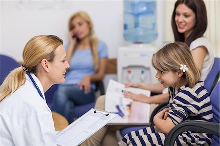 salle d'attente - Femme médecin parler à une fille dans une salle d'attente Photographie de stock - Premium Libres de Droits, Code: 6109-06196089