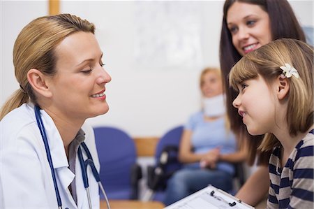 Généraliste, parler à une fille dans une salle d'attente Photographie de stock - Premium Libres de Droits, Code: 6109-06196092