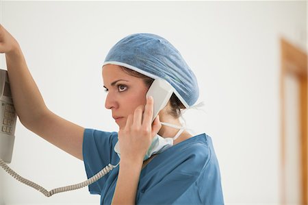 simsearch:6109-06196086,k - Surgeon using a phone in a hallway Foto de stock - Royalty Free Premium, Número: 6109-06196010