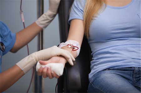 Female patient giving her blood Foto de stock - Sin royalties Premium, Código: 6109-06196011