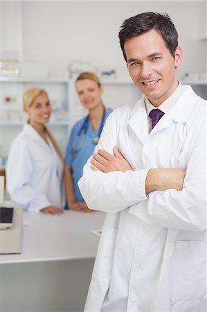 pharmacist (male) - Pharmacist in a pharmacy with colleagues Foto de stock - Sin royalties Premium, Código: 6109-06196101