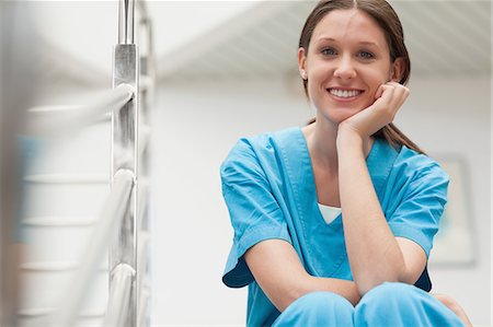 enfermera - Femme souriante, assis sur les escaliers Photographie de stock - Premium Libres de Droits, Code: 6109-06196116