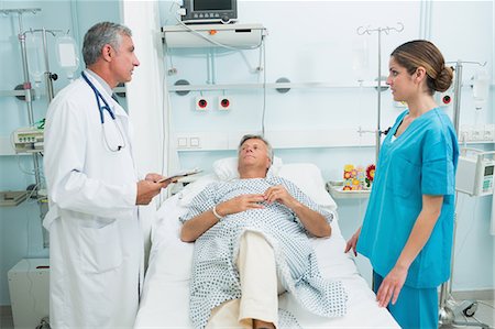 Nurse and doctor talking in the room of a patient Foto de stock - Sin royalties Premium, Código: 6109-06196247