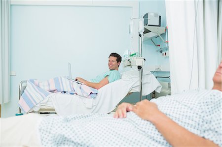 simsearch:6109-06196316,k - Male patients lying on hospital beds Foto de stock - Sin royalties Premium, Código: 6109-06196303