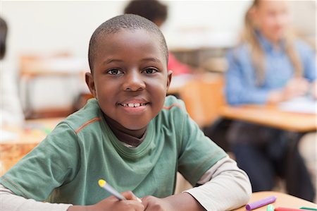 studying (all students) - Étudiant souriant assis en classe Photographie de stock - Premium Libres de Droits, Code: 6109-06196499