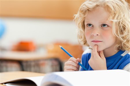 school boy - Thinking boy scratching his chin Foto de stock - Sin royalties Premium, Código: 6109-06196541