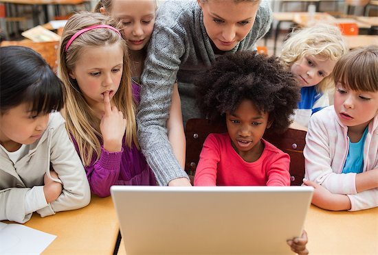 Teacher showing students laptop Photographie de stock - Premium Libres de Droits, Le code de l’image : 6109-06196549