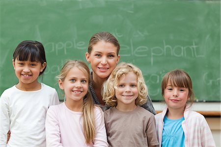 school children - Teacher with her students in front of blackboard Foto de stock - Sin royalties Premium, Código: 6109-06196564