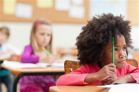 Fille pensive assis en classe Photographie de stock - Premium Libres de Droits, Code: 6109-06196516