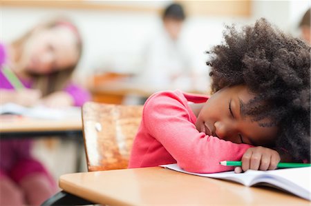 person sleeping at desk - Little girl sleeping during class Foto de stock - Sin royalties Premium, Código: 6109-06196520