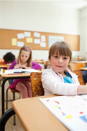 simsearch:6109-06196569,k - Girl at desk with drawing book Foto de stock - Sin royalties Premium, Código: 6109-06196525