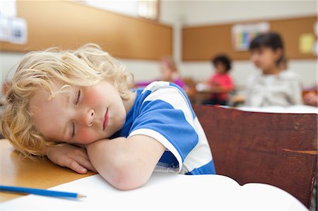 Boy felt asleep during class Foto de stock - Sin royalties Premium, Código: 6109-06196534