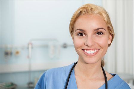 Front view of a nurse smiling while looking at camera Photographie de stock - Premium Libres de Droits, Code: 6109-06684676