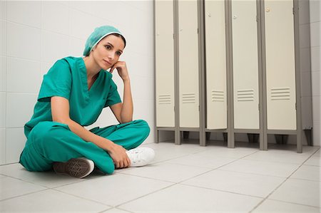 simsearch:6109-06196057,k - Nurse sitting cross-legged on the floor Photographie de stock - Premium Libres de Droits, Code: 6109-06684694