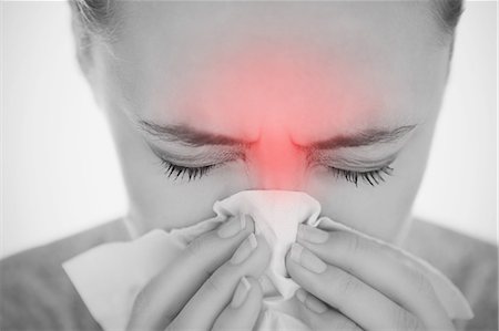 dolorido - Woman blowing her nose with highlighted sinus pain Photographie de stock - Premium Libres de Droits, Code: 6109-06684715