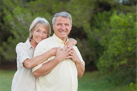 simsearch:6109-06684838,k - Portrait of older couple embracing Foto de stock - Sin royalties Premium, Código: 6109-06684885
