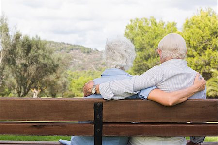 simsearch:6109-06684838,k - Elderly couple sitting on a park bench Foto de stock - Sin royalties Premium, Código: 6109-06684817