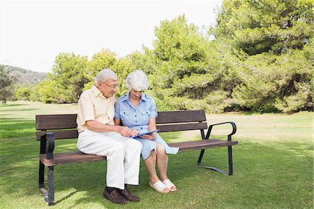 simsearch:6109-06684838,k - Elderly couple using tablet in the park Foto de stock - Sin royalties Premium, Código: 6109-06684822