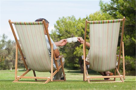 deckchair garden - Couple in deck chairs enjoying cups of coffee Photographie de stock - Premium Libres de Droits, Code: 6109-06684943