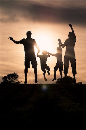 Family jumping together at sunset Photographie de stock - Premium Libres de Droits, Code: 6109-06684991