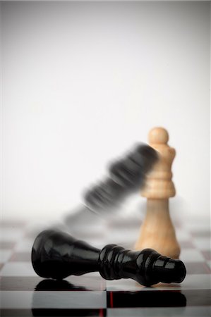 strategic chess - Chess pieces falling over Foto de stock - Sin royalties Premium, Código: 6109-06685048