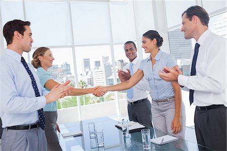 Business people clapping their hands between colleagues Stockbilder - Premium RF Lizenzfrei, Bildnummer: 6109-06781357