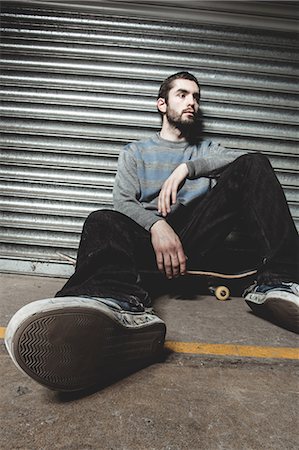 skateboard - Skater sitting on his board taking a break Photographie de stock - Premium Libres de Droits, Code: 6109-06781444