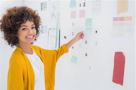 Cheerful designer standing in front of material samples Photographie de stock - Premium Libres de Droits, Code: 6109-06781473