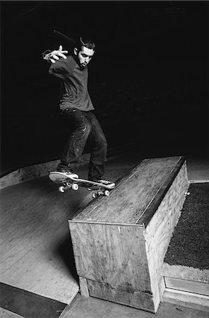 fitness black and white - Skater doing impressive backside grind Foto de stock - Sin royalties Premium, Código: 6109-06781429