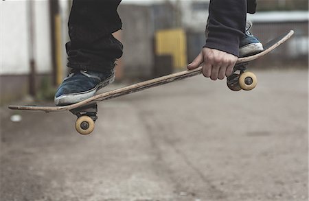 simsearch:6109-06781429,k - Skater grabbing his board mid air Foto de stock - Royalty Free Premium, Número: 6109-06781435