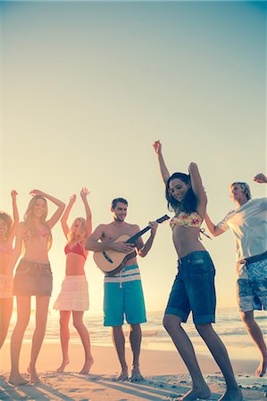 Friends dancing and having fun on the beach Foto de stock - Sin royalties Premium, Código: 6109-06781582