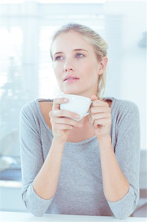 Woman drinking a cup of tea Foto de stock - Sin royalties Premium, Código: 6109-06781539