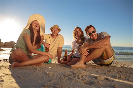 Laughing friends partying on the beach with beers Foto de stock - Sin royalties Premium, Código: 6109-06781685