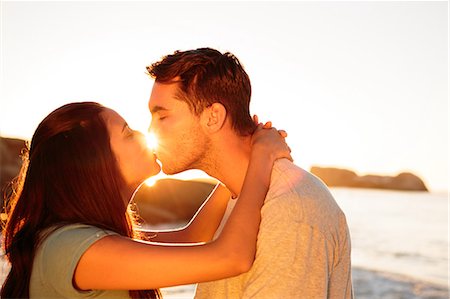 simsearch:6109-06781580,k - Couple embracing and kissing each other on the beach Foto de stock - Sin royalties Premium, Código: 6109-06781692