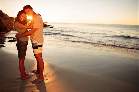 simsearch:6109-06781579,k - Lovers embracing on the beach Foto de stock - Sin royalties Premium, Código: 6109-06781698