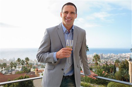 Attractive man holding glass of champagne Foto de stock - Sin royalties Premium, Código: 6109-06781614