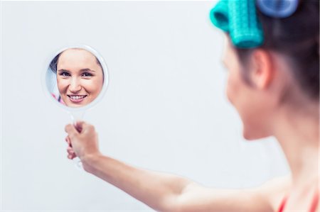 espejo - Young woman holding a mirror Photographie de stock - Premium Libres de Droits, Code: 6109-06781747