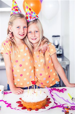 Twins looking at the camera on a birthday Stockbilder - Premium RF Lizenzfrei, Bildnummer: 6109-06781756
