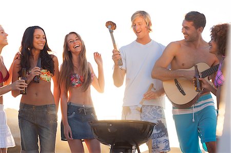 Happy friends preparing barbecue on the beach Foto de stock - Sin royalties Premium, Código: 6109-06781773