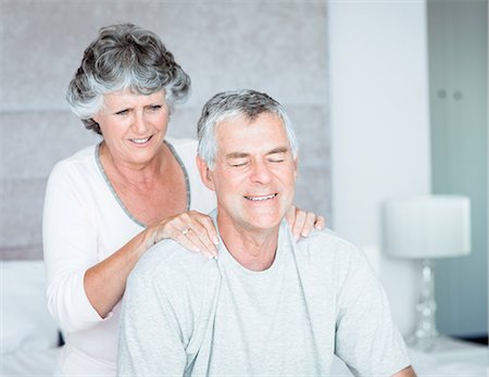 schulter - Woman giving a massage to her husband Photographie de stock - Premium Libres de Droits, Code: 6109-06781882
