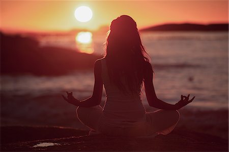 sunsets with trains - Silhouette of woman doing yoga on the beach Photographie de stock - Premium Libres de Droits, Code: 6109-06781821