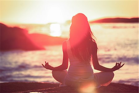 Woman doing yoga on the beach Foto de stock - Sin royalties Premium, Código: 6109-06781822