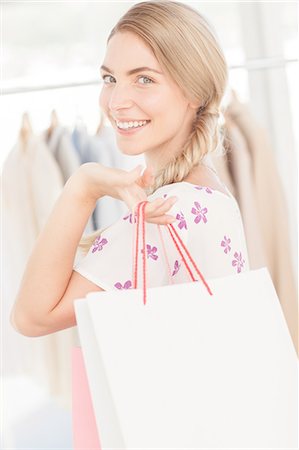 Attractive blonde woman holding a shopping bag Photographie de stock - Premium Libres de Droits, Code: 6109-06781945