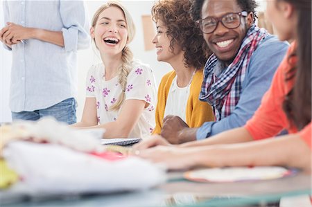 enfiler (aiguille) - Cheerful group of fashion designers discussing together Photographie de stock - Premium Libres de Droits, Code: 6109-06781961