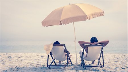 silla de playa - People relaxing and reclining on deck chairs Foto de stock - Sin royalties Premium, Código: 6109-06781993