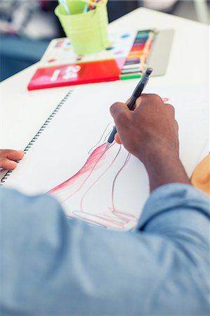 dessiner (activité) - Artistic man drawing clothes in a studio Photographie de stock - Premium Libres de Droits, Code: 6109-06781927