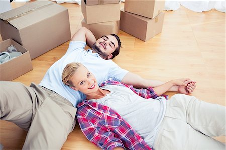 déménager - Woman lying on her boyfriend on the wooden floor Photographie de stock - Premium Libres de Droits, Code: 6109-06782002